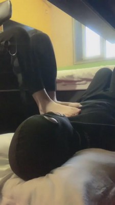 【精神小妹】大二女神电脑桌下无意识踩狗 bf10935