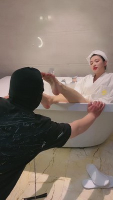 【鑫儿教头】踩踏喂食/圣水/圈养奴 bf12134
