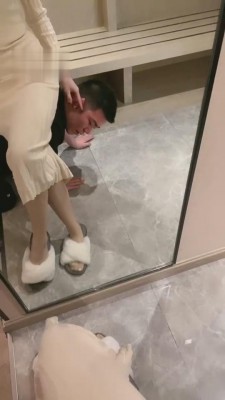 【弯弯小阿姨】门口跪拜-大力揪耳朵 bf4136