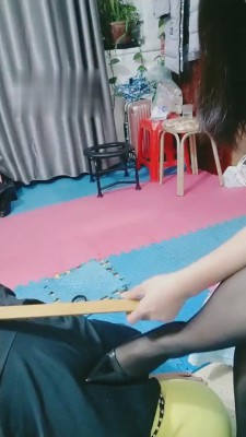 【麒麟女皇】黑丝脚狂虐贱狗 bf4917