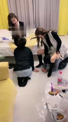 【梦涵小主】姐妹花群调兄弟狗-踩踏/提档/深喉【双视角版】 bf22086