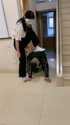 【香菜】小白鞋女神的脚奴/踩踏喂食 bf25950