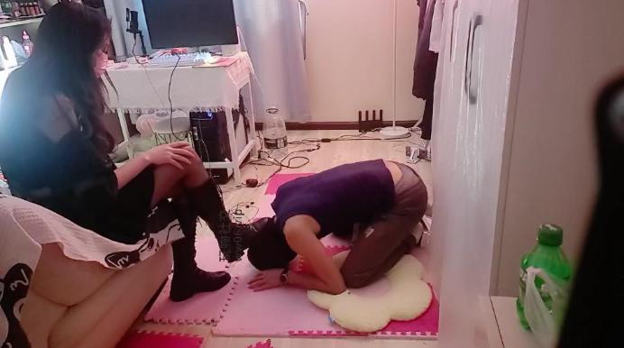 【小苮】长靴黑丝踩踏/恋足舔【双视角版】 JS241206-2