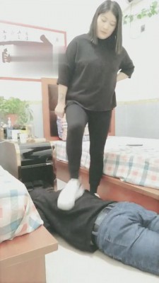 【喜欢的感觉】足疗小雨奶奶重度耳光圣水羞辱 bf4448